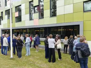 Arbeidsdeskundigen staan voor het JvG Trainingscentrum op Papendal